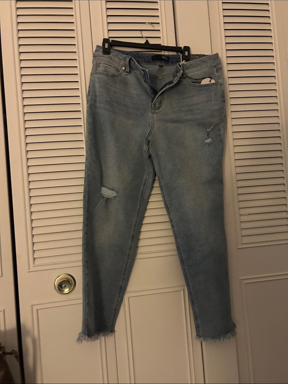 1822 Denim Light Blue Skinny Jeans with Frayed Hem